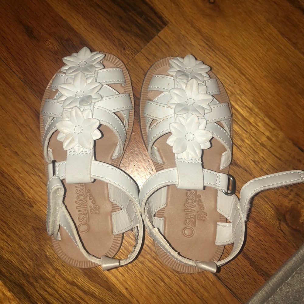 OshKosh  toddler girls white sandals Sz 7
